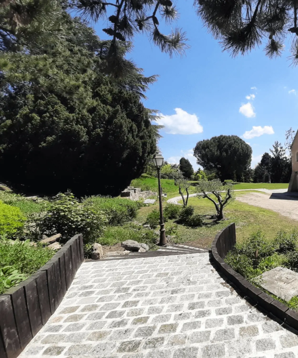 Maison avec allée et jardin ensoleillé à Ingrandes-le-Fresne-sur-Loire : contactez Concept' Innov