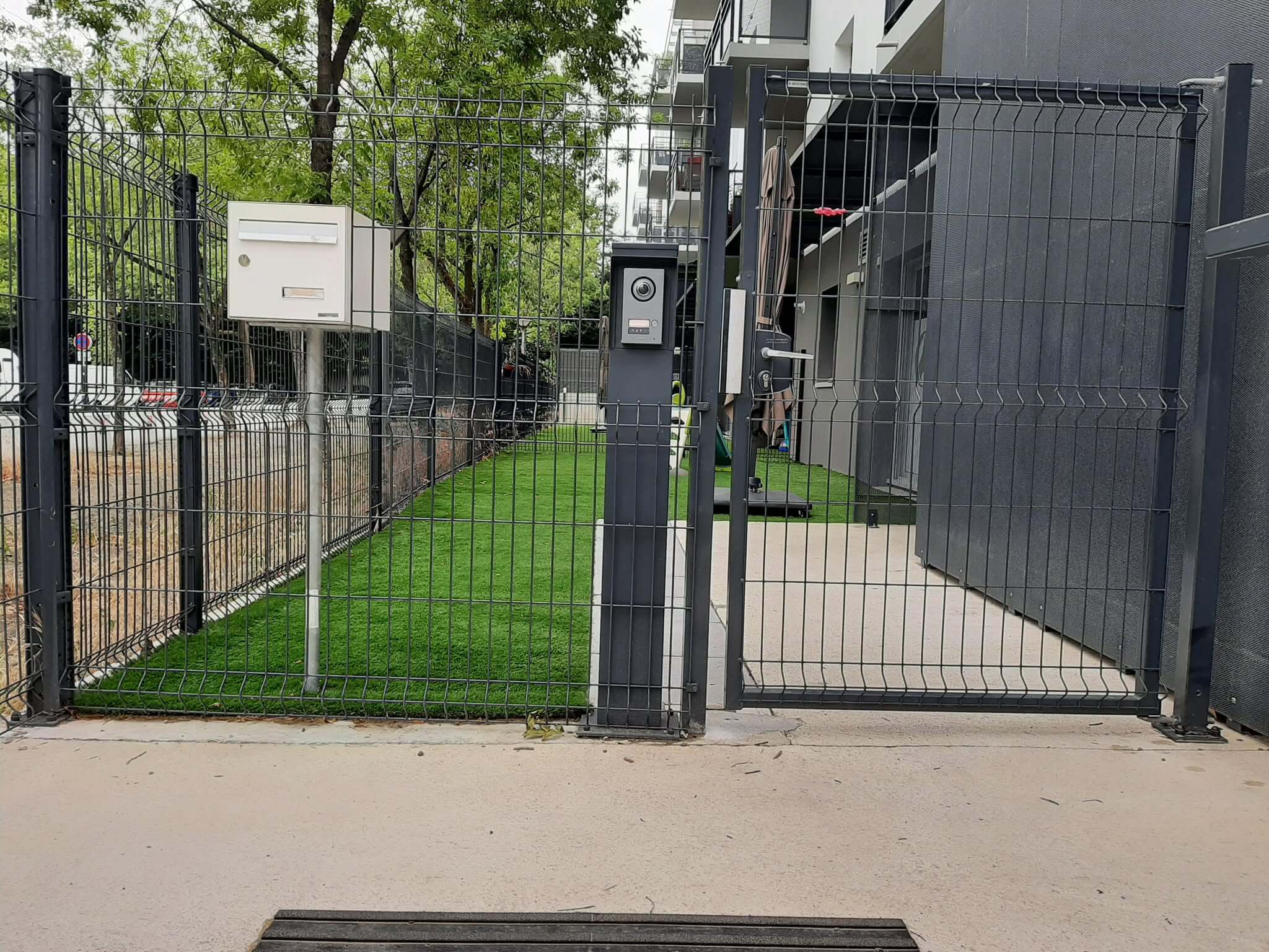 Photo avant - Poste de portail